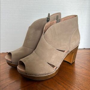 Dansko Delphina peep toe ankle heeled bootie 38